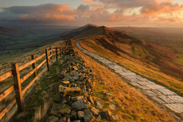 nascer do sol em mam tor, the great ridge, peak district national park, inglaterra, reino unido - mam tor - fotografias e filmes do acervo