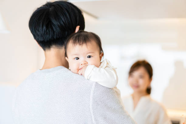 młode rodziny dzielące opiekę nad dziećmi i prace domowe - baby newborn chinese ethnicity asian ethnicity zdjęcia i obrazy z banku zdjęć