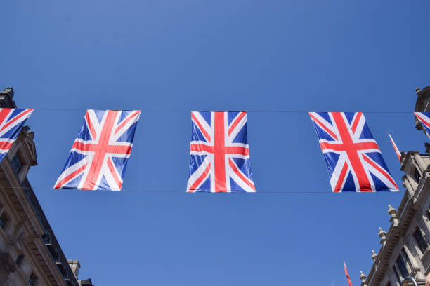 union jacks in der regent street zum platin-jubiläum der königin - elizabeth ii queen nobility british flag stock-fotos und bilder