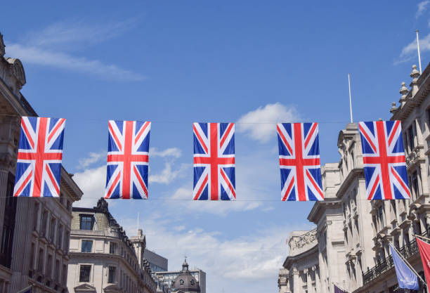 union jacks in der regent street zum platin-jubiläum der königin - elizabeth ii queen nobility british flag stock-fotos und bilder