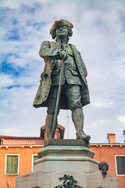 bronzestatue des berühmten italienischen dramatikers carlo goldoni auf dem campo san bartolomeo (platz san bartolomeo), venedig, italien. carlo-goldoni-denkmal, venedig. die statue wurde 1883 vom bildhauer antonio dal zòtto geschaffen; es steht auf dem p - carlo goldoni stock-fotos und bilder