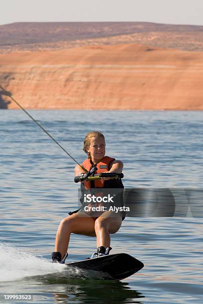 Girl ウェイクボーディング At Lake Powell - ウェイクボーディングのストックフォトや画像を多数ご用意 - ウェイクボーディング, エクストリームスポーツ, オレンジ色