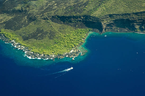 Big Island aerial shot - Kealakekua Bay Kealakekua Bay, Big Island aerial shot, Hawaii big island hawaii islands stock pictures, royalty-free photos & images