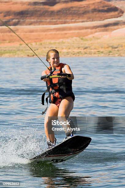 Foto de Garota Wakeboarding No Lake Powell e mais fotos de stock de Adolescente - Adolescente, Adulto, Areia
