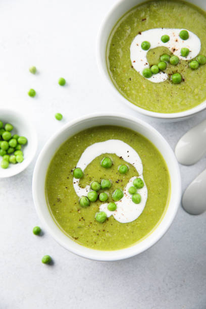 sopa de ervilha - pea and mint soup - fotografias e filmes do acervo