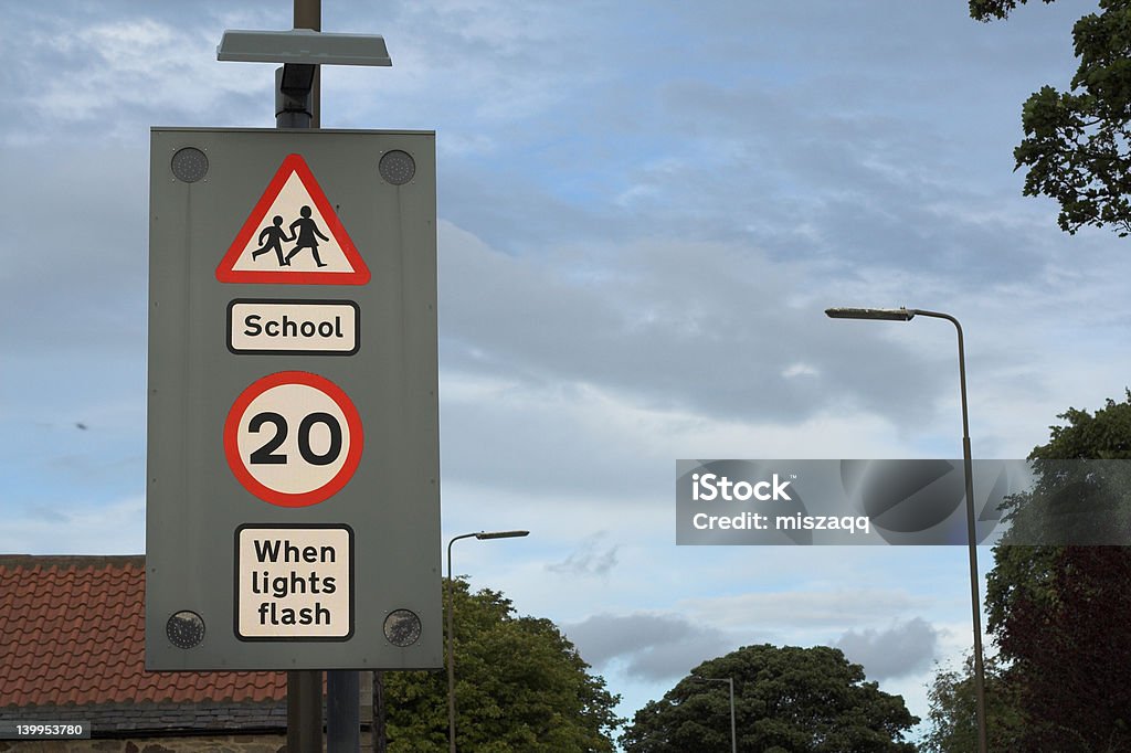 Школа Знак ограничения скорости 20 км/ч, когда свет flash - Стоковые фото Знак роялти-фри