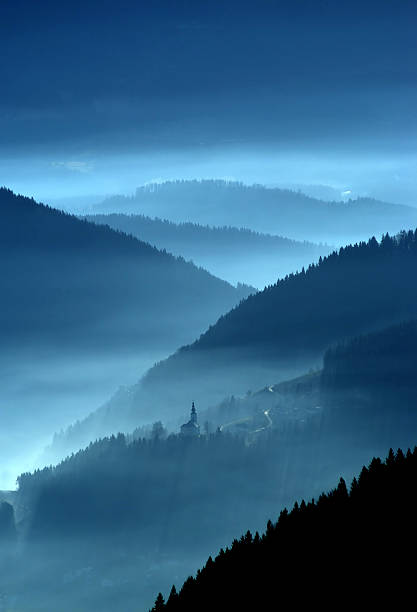 mystic valley z kościół w przód - mountain valley european alps shade zdjęcia i obrazy z banku zdjęć