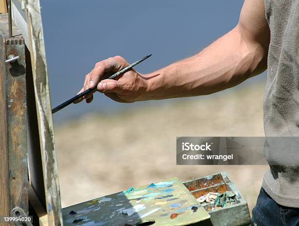 Mão Do Artista Com Um Pincel - Fotografias de stock e mais imagens de Homens - Homens, Tela de Pintura, Tinta - Equipamento de Arte e Artesanato