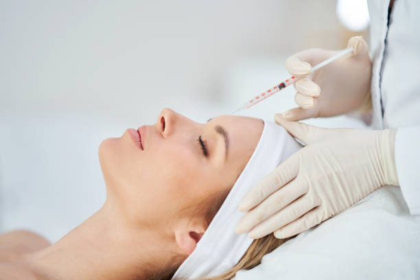 una scena di trattamenti di cosmetologia medica iniezione di botox. - facial mask beauty beauty treatment women foto e immagini stock