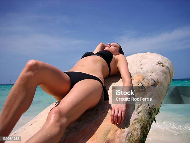美しい女性のビーチに横たわる - まぶしいのストックフォトや画像を多数ご用意 - まぶしい, カッコいい, カットアウト