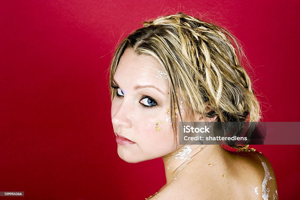 金髪の女性彼女の髪にヘアカーラー - オタクのロイヤリティフリーストックフォト