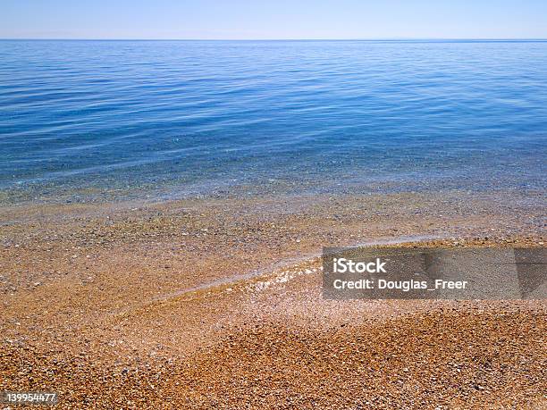Plaża I Morze W Tle - zdjęcia stockowe i więcej obrazów Brzeg wody - Brzeg wody, Fala - Woda, Fotografika