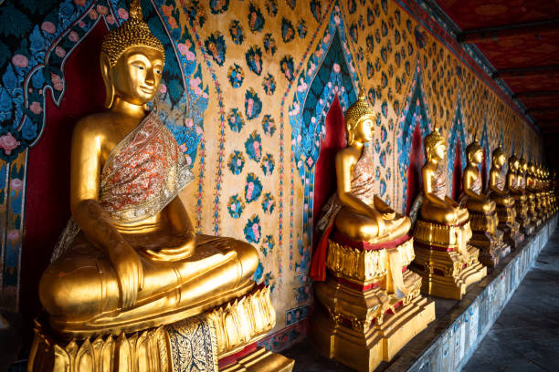 galleria con immagini dorate di buddha - wat pho foto e immagini stock
