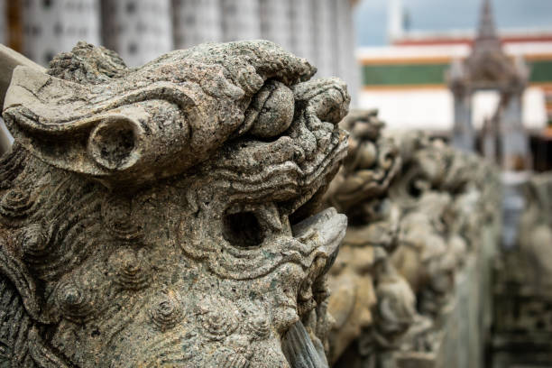 태국 방콕의 왓 아룬 사원에서 수호자 용 동상. - wat arun buddhism temple stone 뉴스 사진 이미지