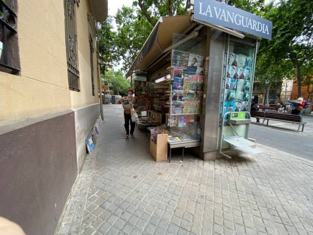 kiosque à magazines de barcelone - news stand photos et images de collection