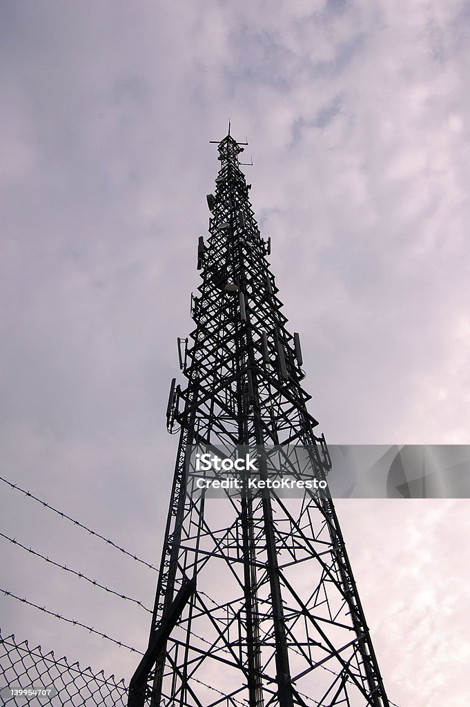 Torre de telecomunicaciones - Foto de stock de Alambre de espino libre de derechos