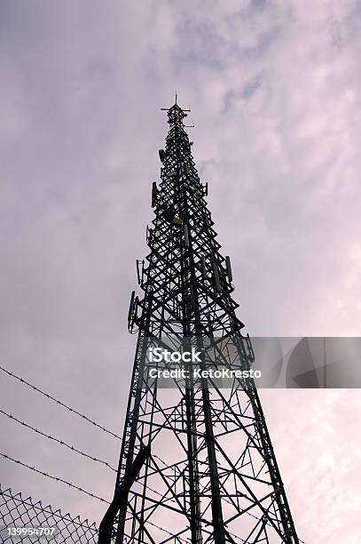 Torre De Telecomunicaciones Foto de stock y más banco de imágenes de Alambre de espino - Alambre de espino, Antena - Aparato de telecomunicación, Antena parabólica