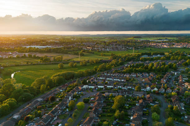 vista aérea da área residencial do reino unido com grandes casas isoladas - staffordshire - fotografias e filmes do acervo