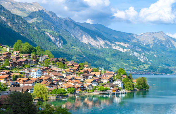 vista sulla città alpina oberried am brienzersee sul lago di brienz in svizzera - brienz house switzerland european alps foto e immagini stock