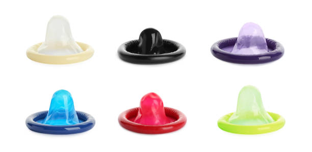 conjunto con diferentes condones desempaquetados sobre fondo blanco. diseño de banners - condom sex sexually transmitted disease aids fotografías e imágenes de stock