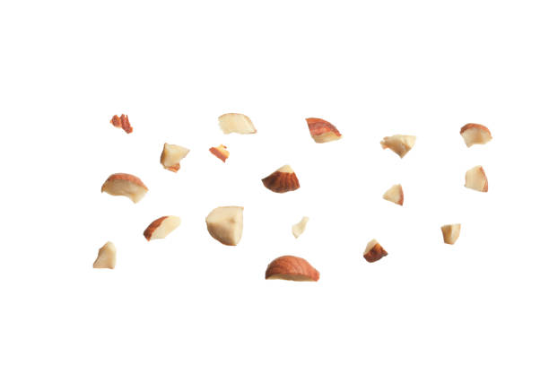 白い背景においしいヘーゼルナッツの断片 - ヘーゼルナッツ ストックフォトと画像