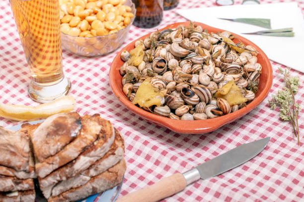 調理されたカタツムリの伝統的な料理 - gourmet snail food escargot ストックフォトと画像
