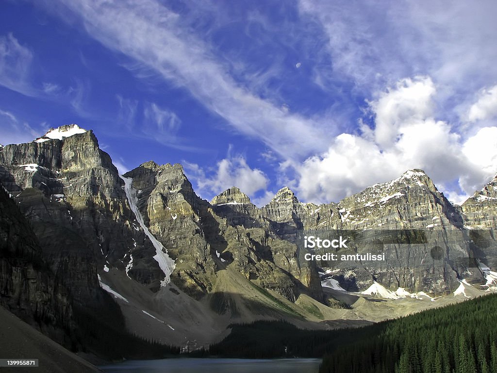 Moraine Lake, montañas rocosas, detrás - Foto de stock de Agua libre de derechos