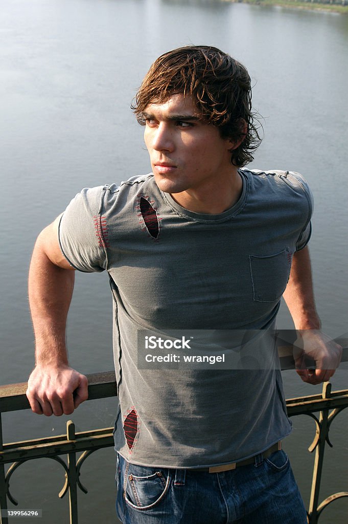 Jeune homme sur le pont - Photo de Jeunes garçons libre de droits