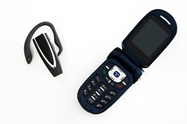 Telefon komórkowy i zestaw słuchawkowy Bluetooth – zdjęcie