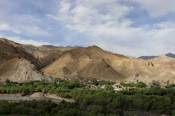 belle vallée de la région vallonnée et des montagnes en inde. belle destination pour les touristes à voyager et l’alpinisme sur la chaîne de montagnes de l’himalaya en asie. - hugely photos et images de collection