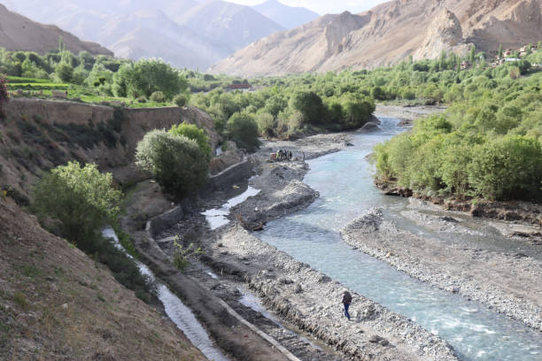 belle vallée de la région vallonnée et des montagnes en inde. belle destination pour les touristes à voyager et l’alpinisme sur la chaîne de montagnes de l’himalaya en asie. - hugely photos et images de collection