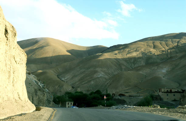 belle vallée de la région vallonnée et des montagnes en inde. belle destination pour les touristes à voyager et l’alpinisme sur la chaîne de montagnes de l’himalaya en asie. - hugely photos et images de collection