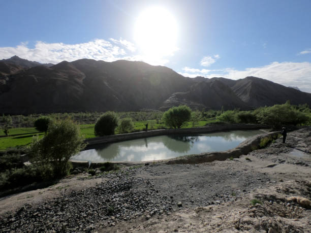 belle vallée de la région vallonnée et des montagnes en inde. belle destination pour les touristes à voyager et l’alpinisme sur la chaîne de montagnes de l’himalaya en asie. - hugely photos et images de collection