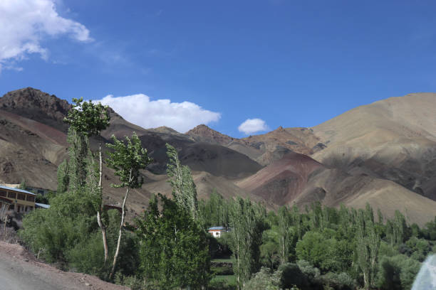 belle vallée de la région vallonnée et des montagnes en inde. belle destination pour les touristes à voyager et l’alpinisme sur la chaîne de montagnes de l’himalaya en asie. - hugely photos et images de collection