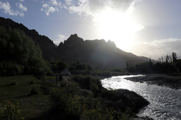 belle vallée de la région vallonnée et des montagnes en inde. belle destination pour les touristes à voyager et l’alpinisme sur la chaîne de montagnes de l’himalaya en asie. - hugely photos et images de collection