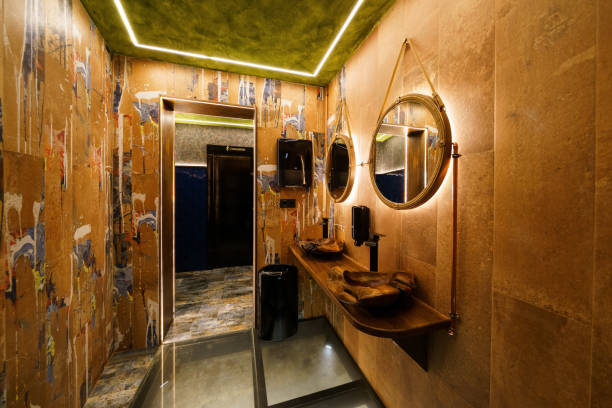 intérieur d’une salle de bain dans un restaurant de luxe - restaurant vehicle interior luxury indoors photos et images de collection