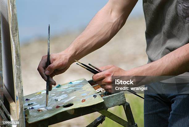 Photo libre de droit de Mains Avec Pinceaux Dartiste banque d'images et plus d'images libres de droit de Adulte - Adulte, Art, Art et Artisanat