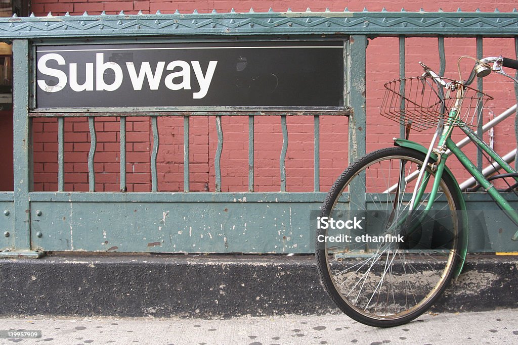 Bicicleta para o metrô - Foto de stock de Bicicleta royalty-free