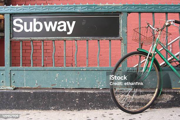 Foto de Bicicleta Para O Metrô e mais fotos de stock de Bicicleta - Bicicleta, Ciclismo, New York City