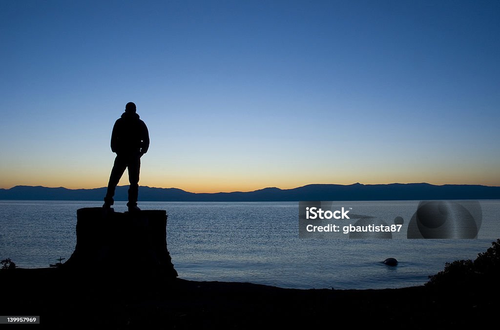 Homem na frente do lago - Royalty-free Adulto Foto de stock