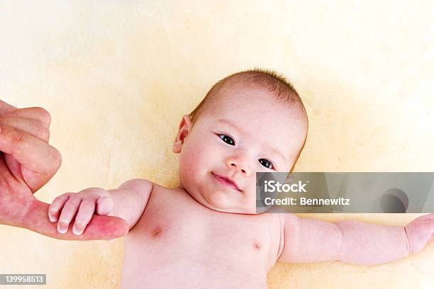 Bambino E Aiutando A Mano Di Un Adulto - Fotografie stock e altre immagini di Bebé - Bebé, Etnia indo-asiatica, Nudo
