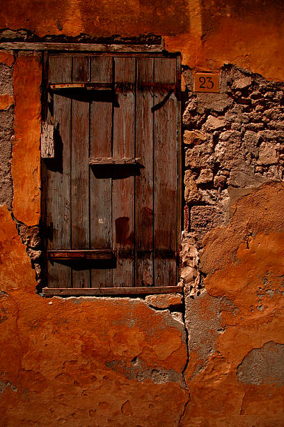 rebozados mediterráneo pared - wood shutter rusty rust fotografías e imágenes de stock