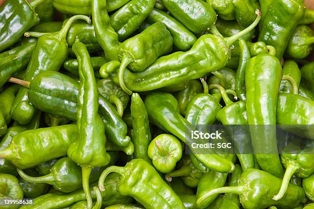 Зеленый Hot Chilli Перец — стоковые фотографии и другие картинки Зелёный перец чили - Зелёный перец чили, Зёленый болгарский перец, Перец чили