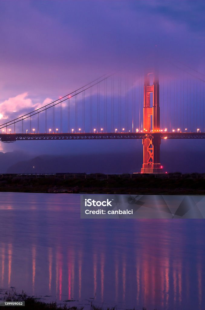 Il Golden Gate Bridge nella nebbia al tramonto - Foto stock royalty-free di Acciaio