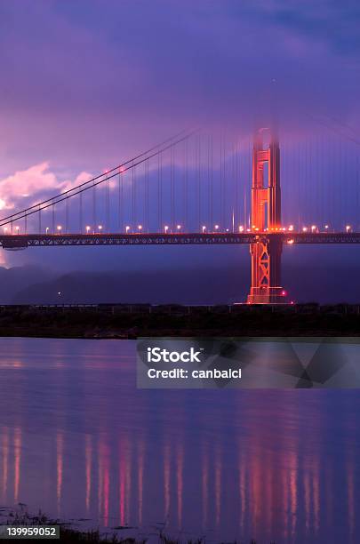 Il Golden Gate Bridge Nella Nebbia Al Tramonto - Fotografie stock e altre immagini di Acciaio - Acciaio, Acqua, Ambientazione esterna