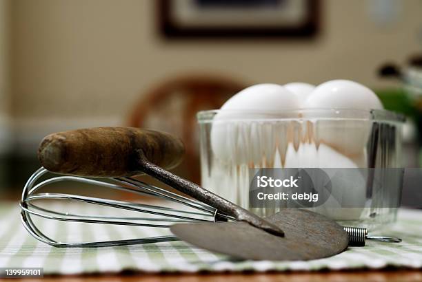 Foto de Assar Básica e mais fotos de stock de Alimentação Saudável - Alimentação Saudável, Batedor de Ovos de Metal, Branco