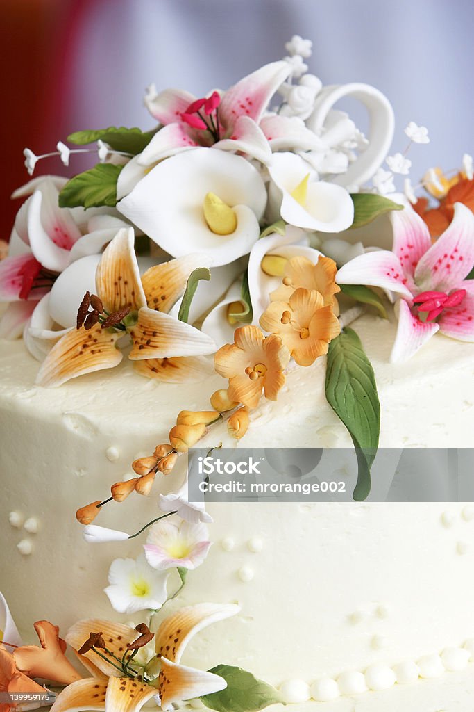 Lindas flores em cima de um Bolo de Casamento - Royalty-free Amontoar Foto de stock