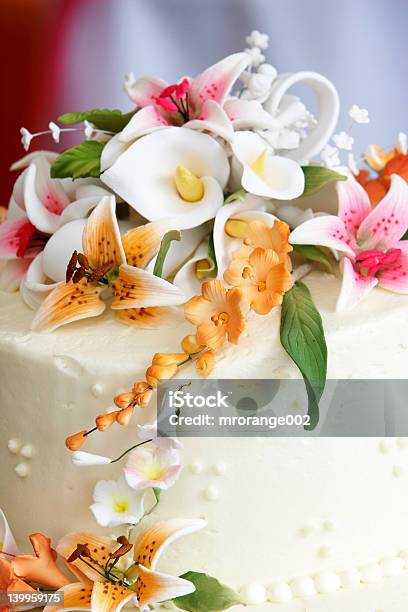 Lindas Flores Em Cima De Um Bolo De Casamento - Fotografias de stock e mais imagens de Amontoar - Amontoar, Amor, Arranjo