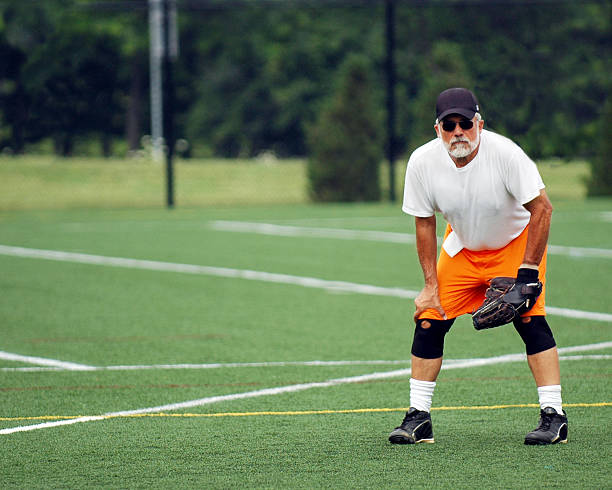 senior jogador de softbol - baseball diamond baseball softball base imagens e fotografias de stock