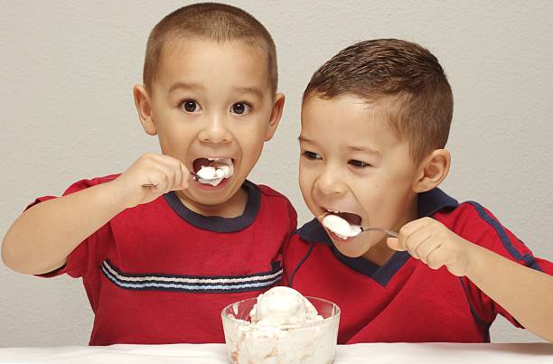 istock Kids Eating Ice Cream 4 and 5 years old 139959732